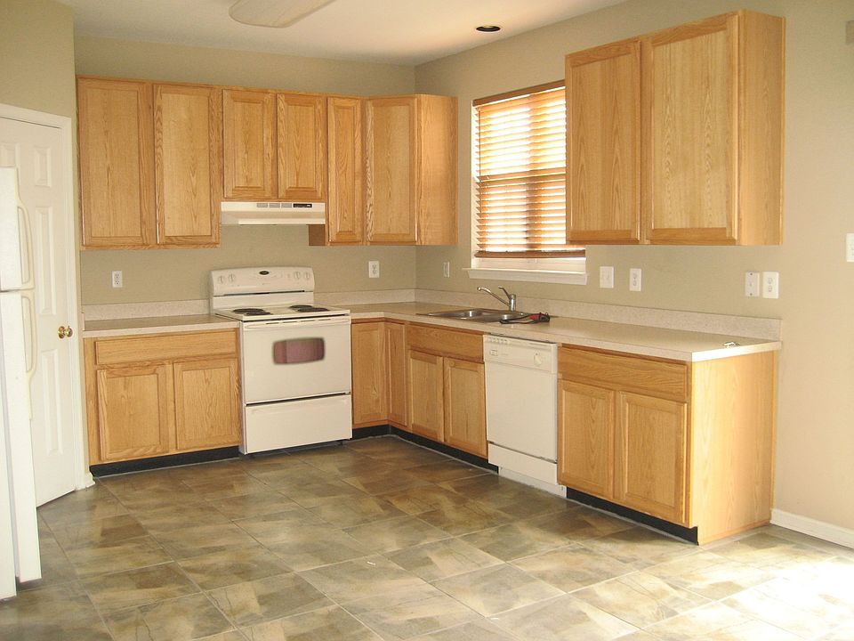 Bright kitchen w pantry