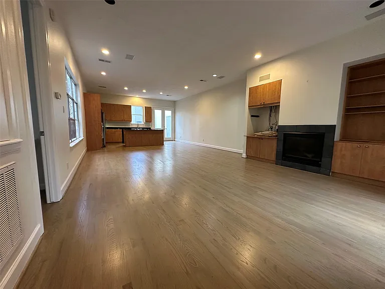 2713 Crawford St — Photo 16