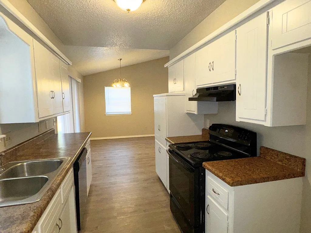 5817 N Seminole Court Warr Acres, OK 73132 — Photo 3