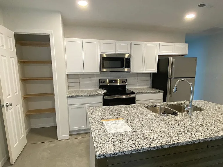 1709 N Grove Ave — Photo 6