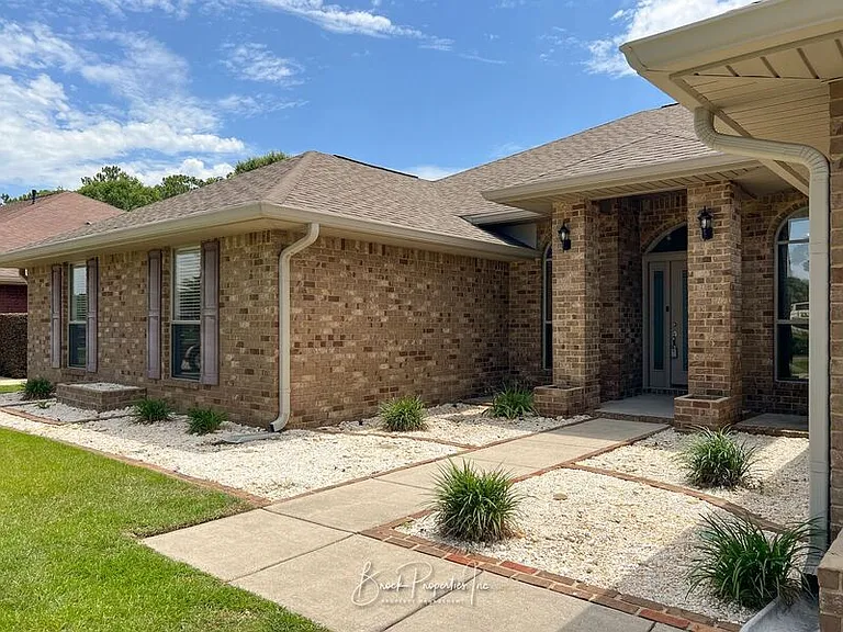 2080 Stennis Dr — Photo 2