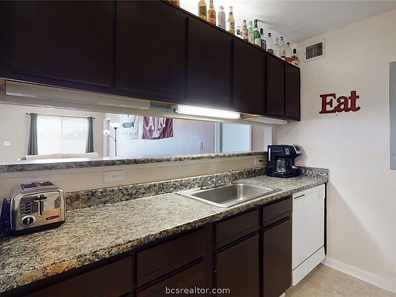 5th image of 521 Sw Pkwy #302
