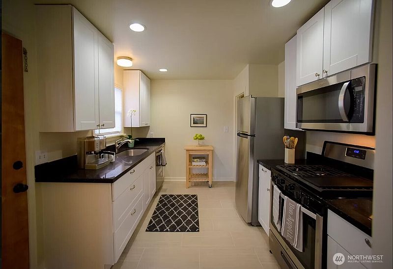 4th image of 9202 17th Avenue SW