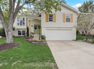 2512 Maple Crossing Dr, Ballwin, MO