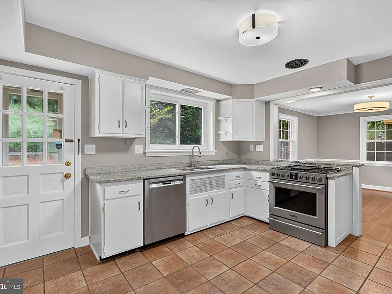 7215 Rollingwood Dr — Photo 9