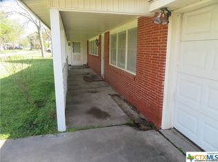 609 Fulton St, Edna, TX 77957