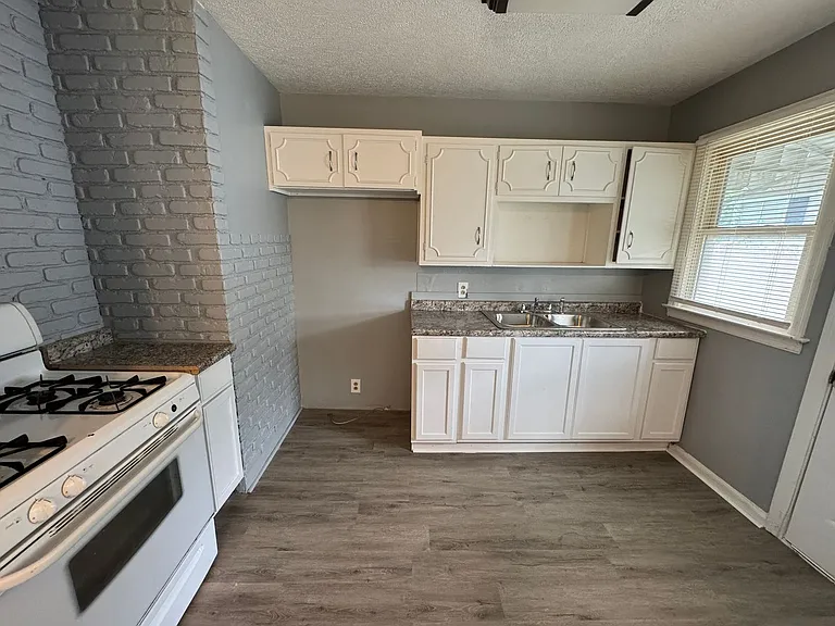 2342 E Legrande Ave — Photo 10