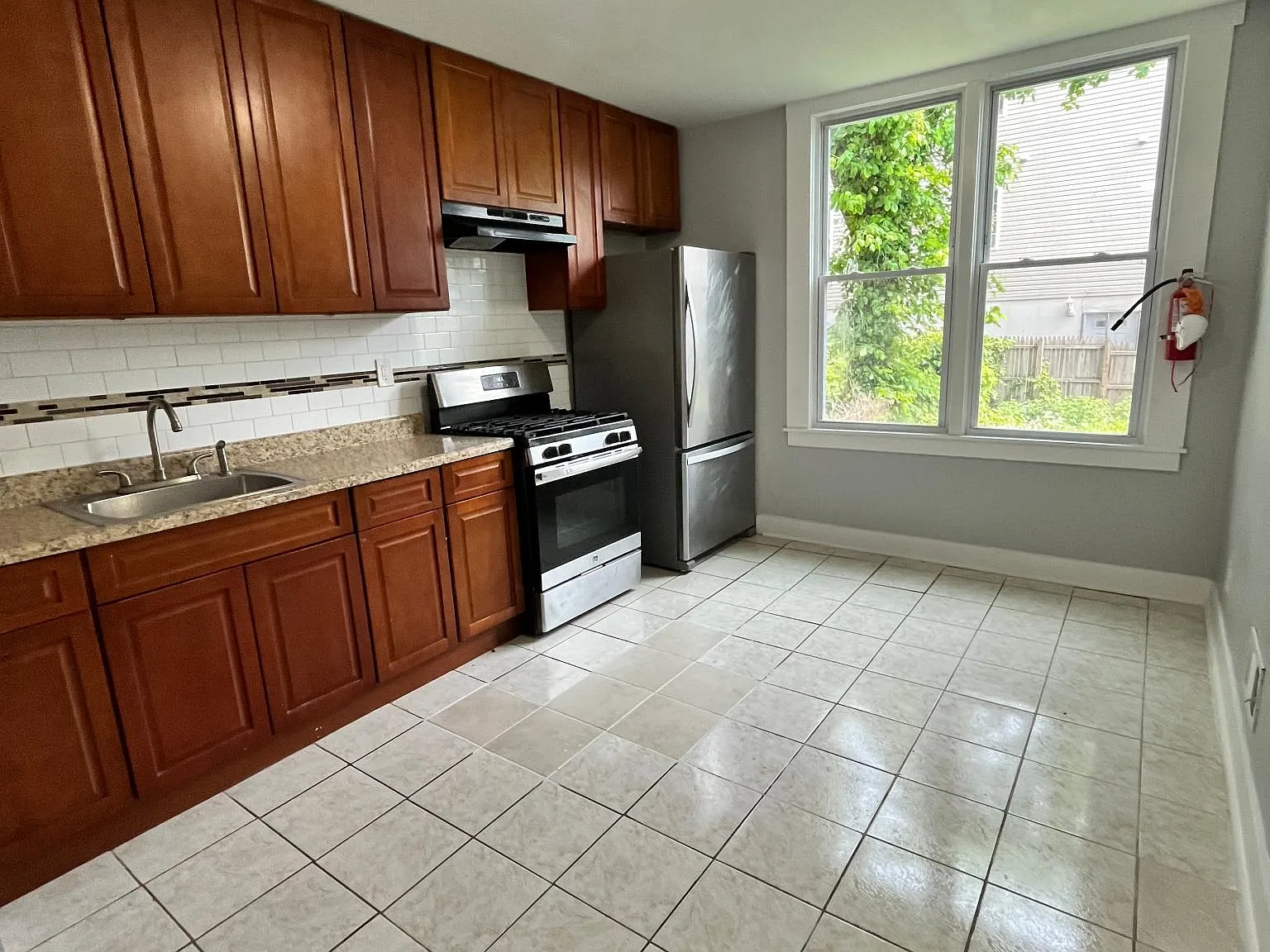 3 bed, 1000 sqft, $2,400 — Photo 2