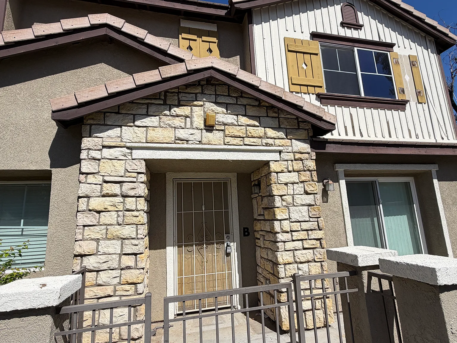 2 bed, 2.5 bath, 1440 sqft, $2,100 — Photo 1