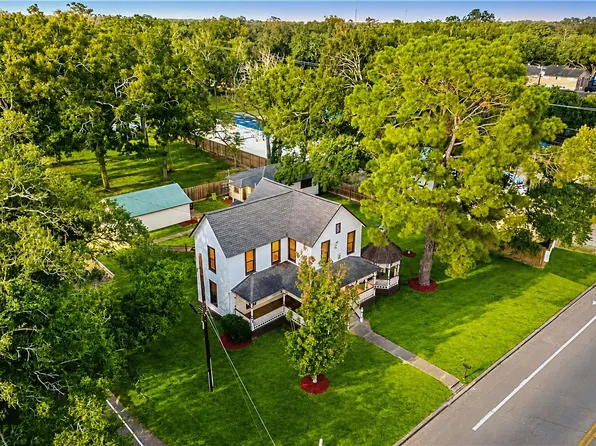 816 W Adoue St, Alvin, TX 77511