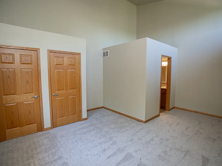 1015 Madison St E — Photo 22