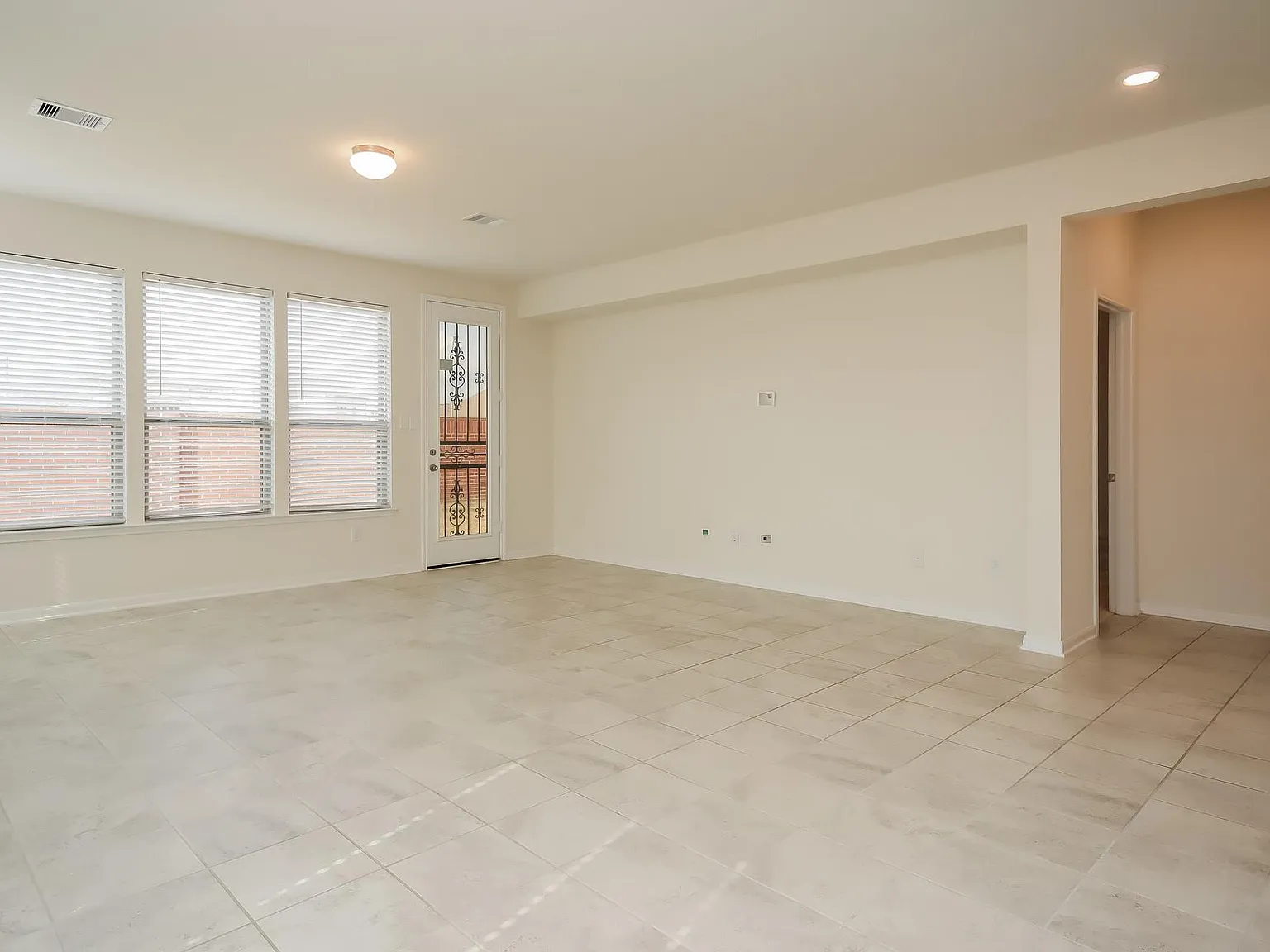 3 bed, 2.0 bath, 2232 sqft, $1,795 — Photo 2