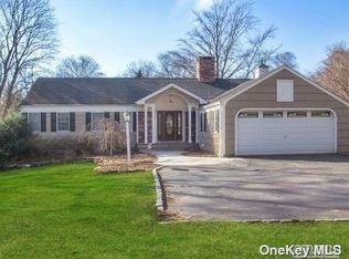 4 Great Oak Rd, Saint James, NY 11780