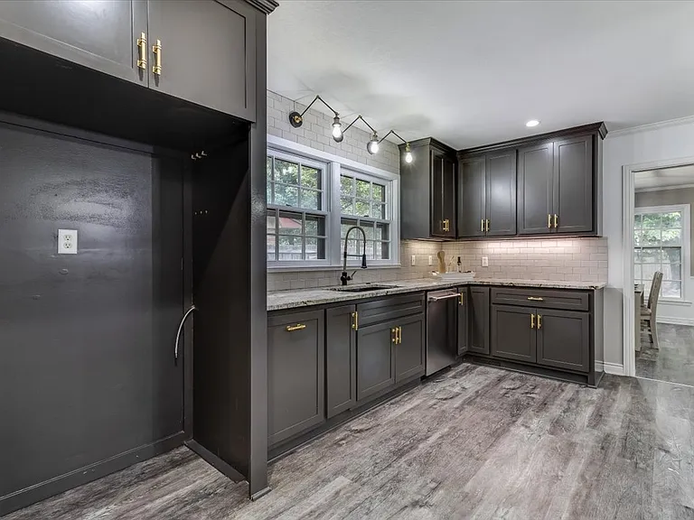 720 N Stratford Ln — Photo 3
