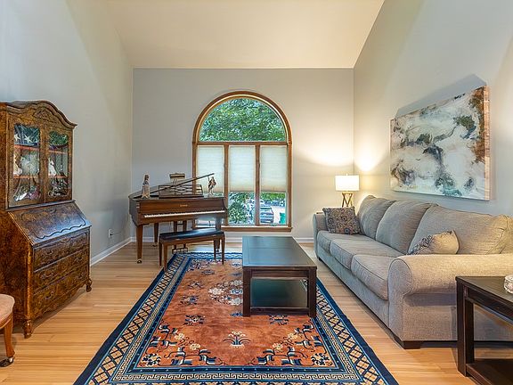 4th image of 220 Thornwood Dr