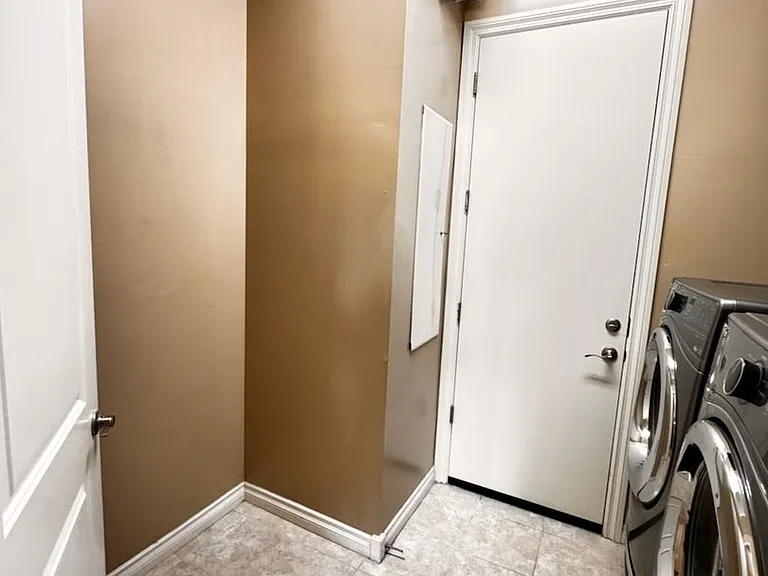 268 E Powell Way — Photo 16