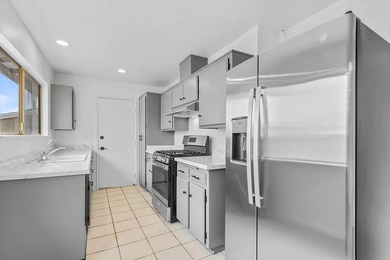 3 bed, 1140 sqft, $3,900 — Photo 4