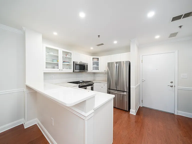 812 Grand St #314 — Photo 2