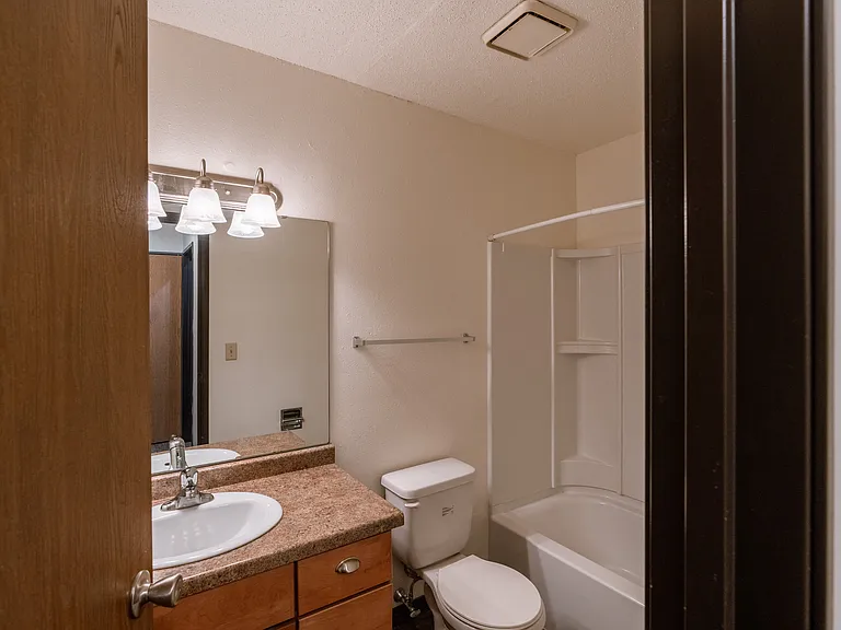 Fargo, ND Long Island Apartments | Bathroom