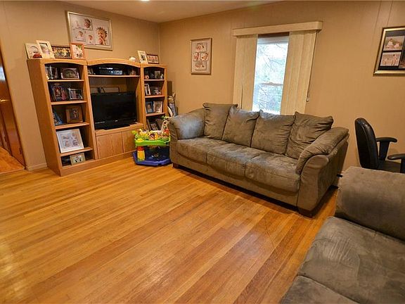 5th image of 52 Belcourt Ave