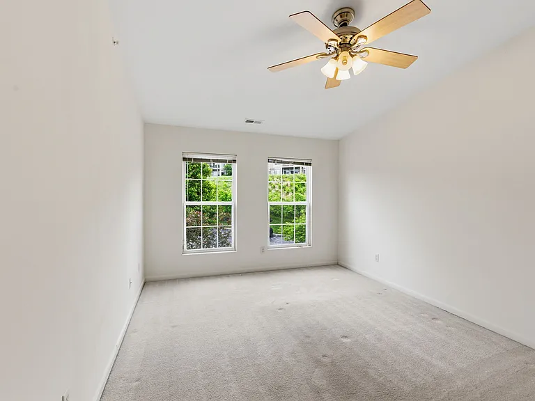323 Skyview Ct — Photo 16