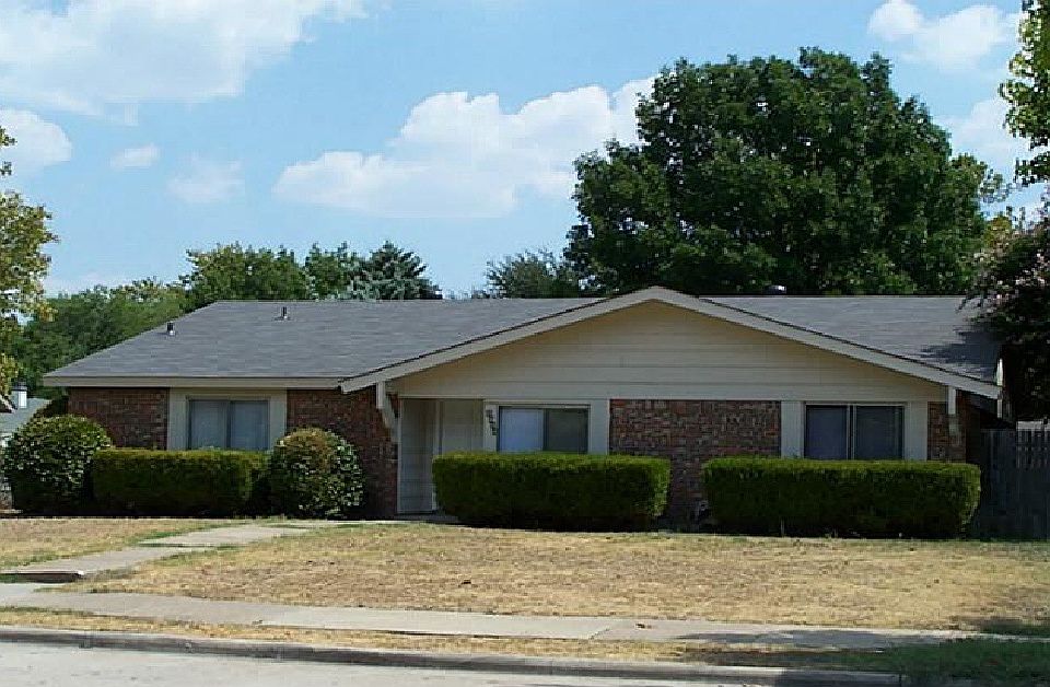 1st image of 2924 Royal Oaks Dr