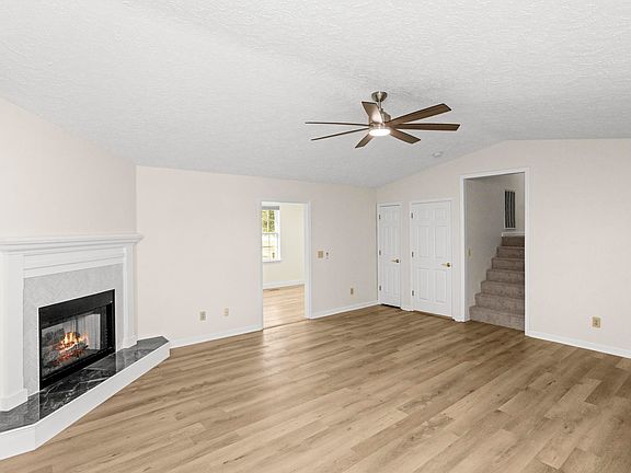 3rd image of 184 Bradford Cir