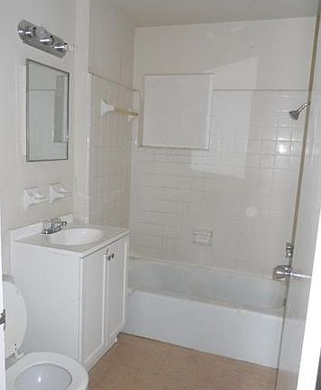 4th image of 1108 Vineyard St