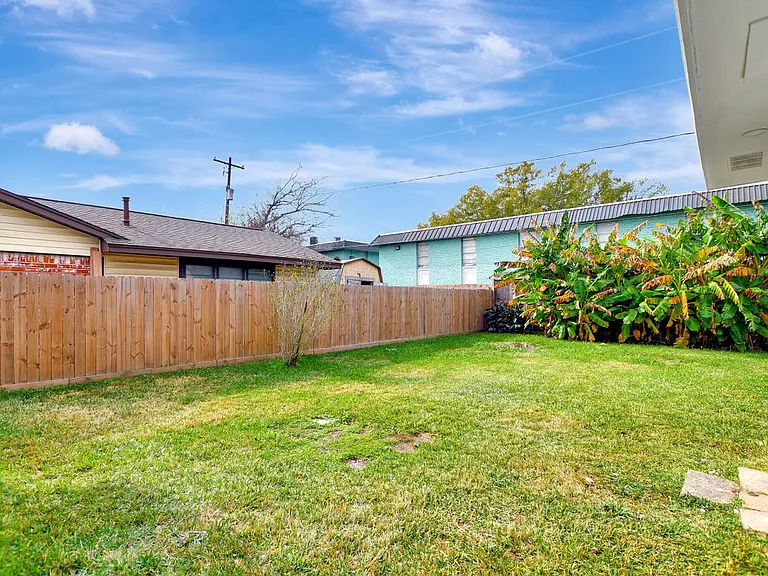 704 Teabury St — Photo 37