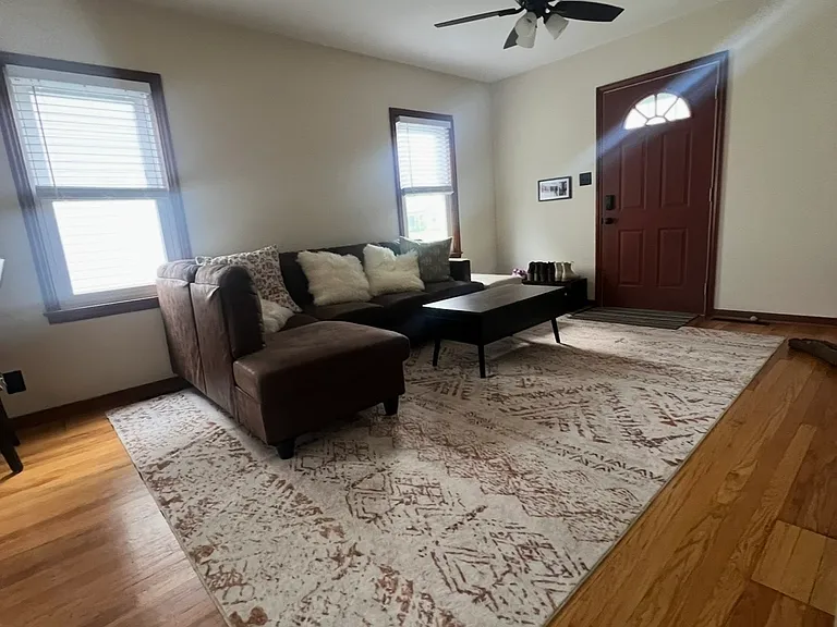 285 E Jeffrey Pl — Photo 5