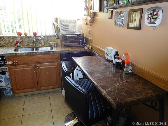 5th image of 942 NE 199th St APT 404