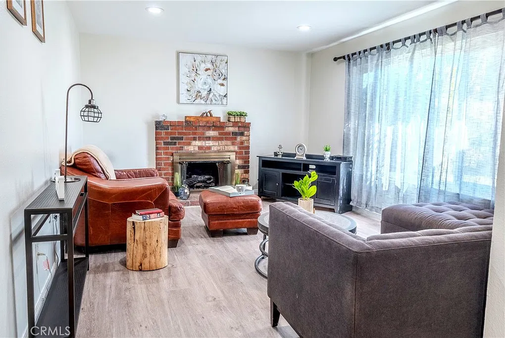 4 bed, 1308 sqft, $3,950 — Photo 3
