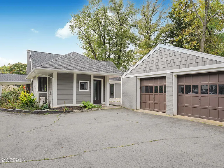 828 Kingston Rd — Photo 33