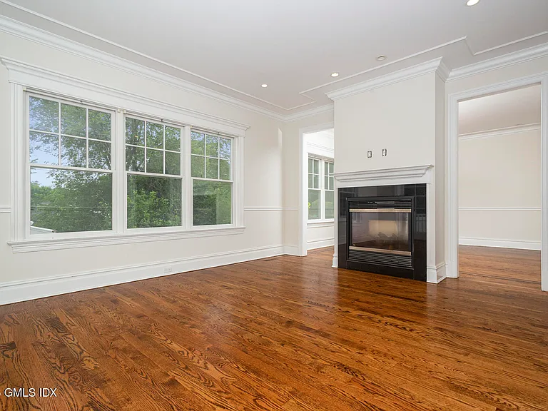 146 E Elm St #B — Photo 7