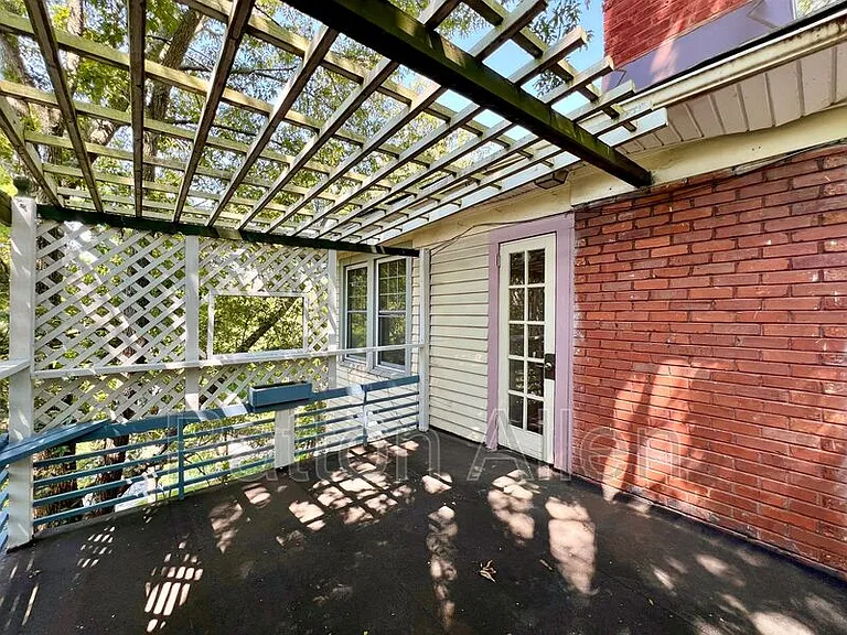 130 Edwin Pl #4 — Photo 2