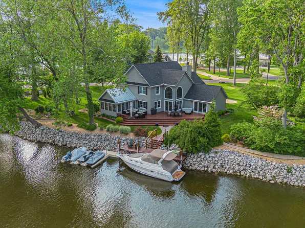 1415 Blackhawk Trl, Benton Harbor, MI 49022