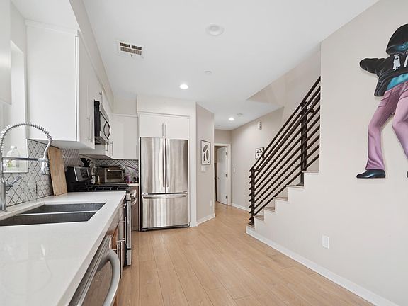 4th image of 963 1/2 N Saint Andrews Pl