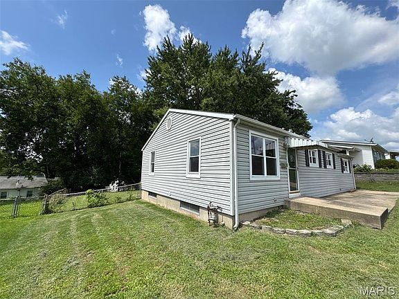 2nd image of 2570 Mullanphy Ln
