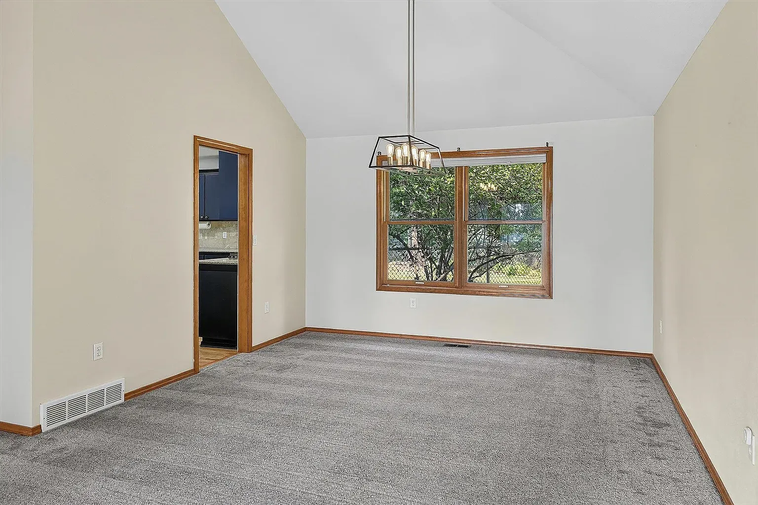 5 bed, 3.5 bath, 3727 sqft, $4,000 — Photo 4