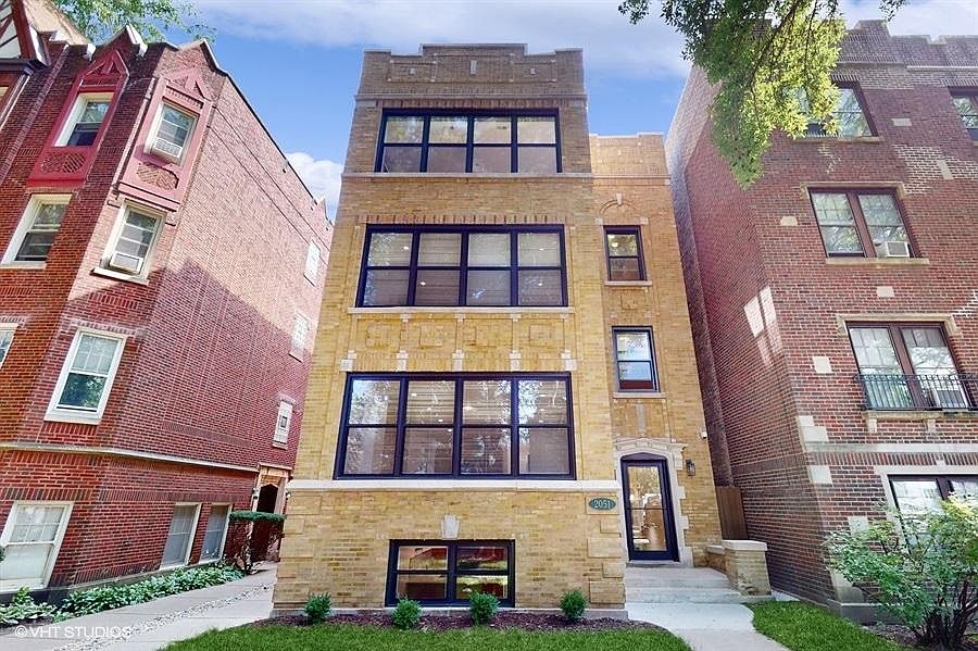 2nd image of 2051 W Berwyn Ave #5