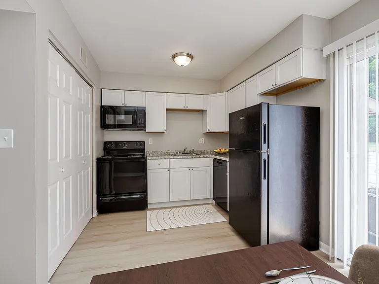 Monroe Terrace Apartments — Photo 14