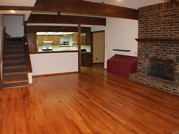 5th image of 1006 E Woods Dr