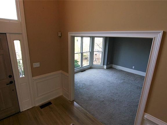 3rd image of 806 Oak Trail Dr