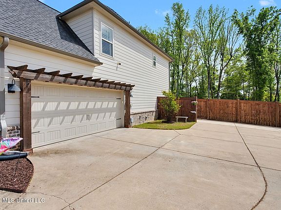 5th image of 4590 Pierce Dr
