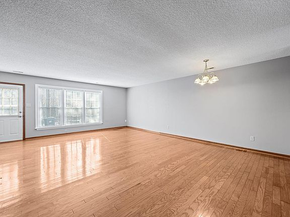 4th image of 36 Georgetown Ct