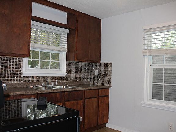 5th image of 319 1/2 Moody St
