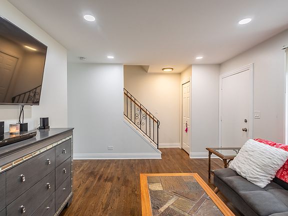 4th image of 2075 Essex Ct