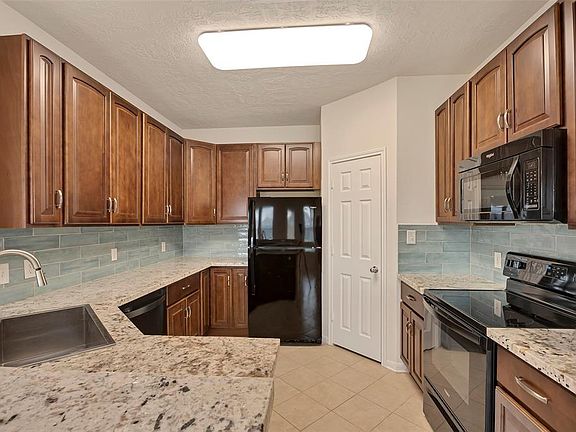 4th image of 146 Horn Ct