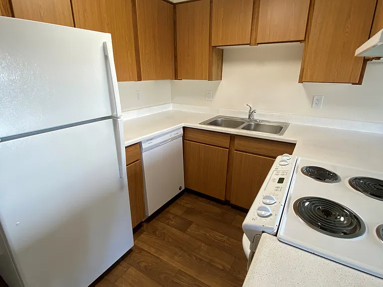 Willow Creek Apartments — Photo 22