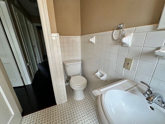 5th image of 2500 NE 11th St